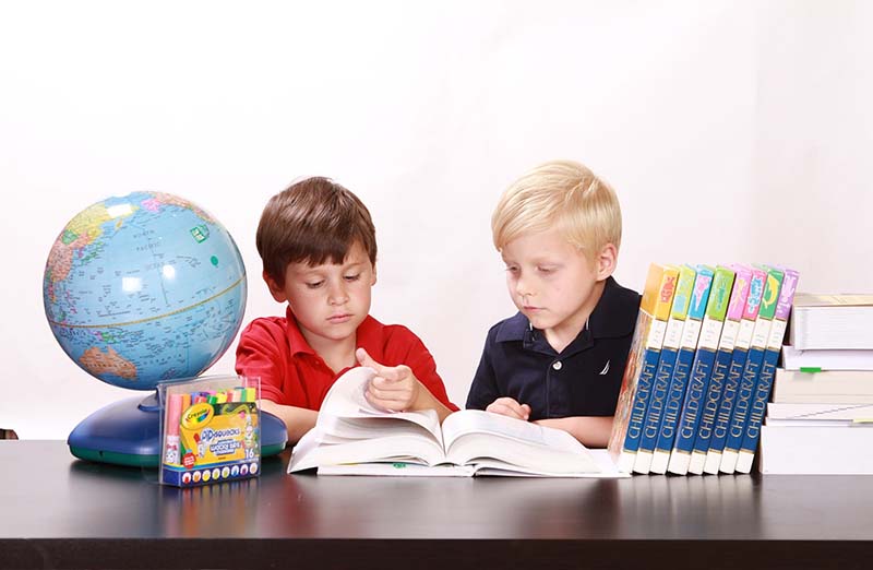 Niños estudiando